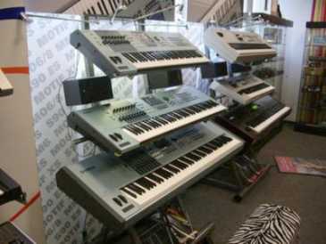 Photo : Propose à vendre 5 Pianos mécaniques YAMAHA - YAMAHA TYROS 4 61-KEY ARRANGER